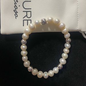 Pearls bracelet with silver beads. Aleure Precioso Brand.
